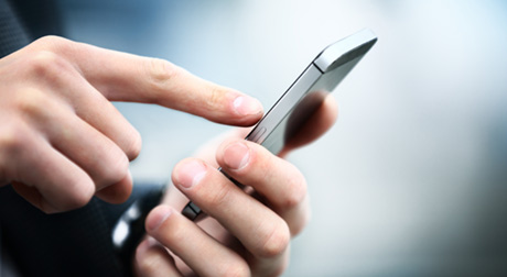 Hand mit Handy